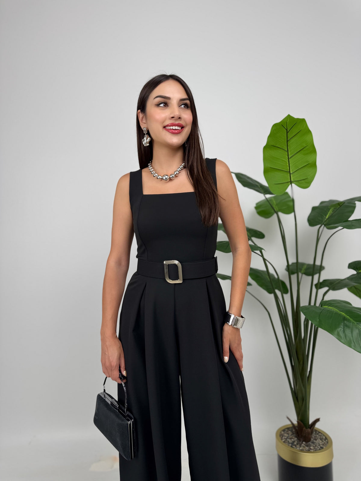 Elegants piegriezts bezpiedurkņu kombinezons